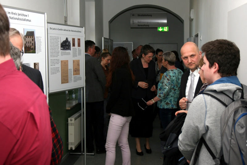 Besucher beim betrachten der Schautafeln